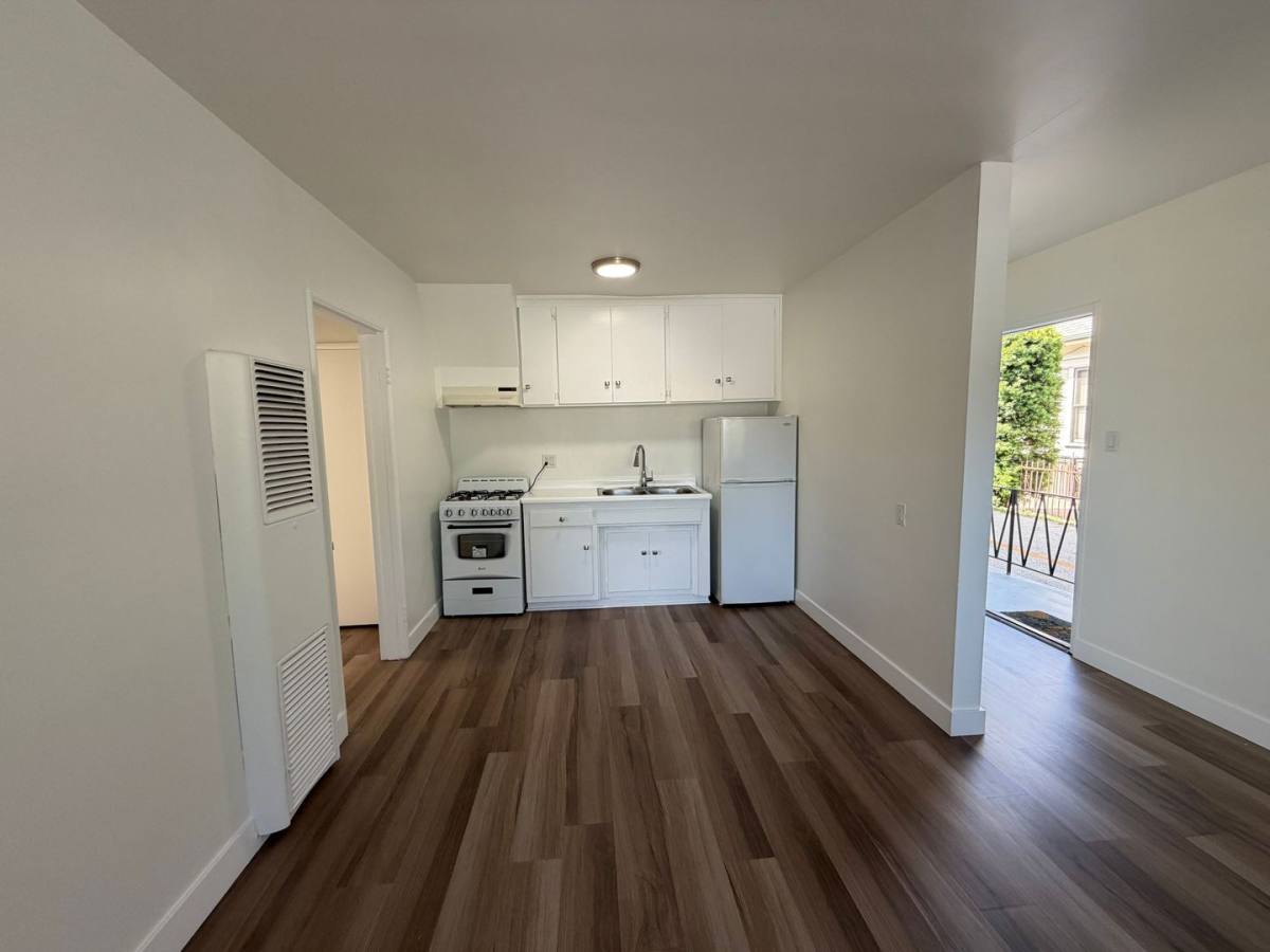 Apartment for rent at 1194 W 30th St, Los Angeles, CA 90007
