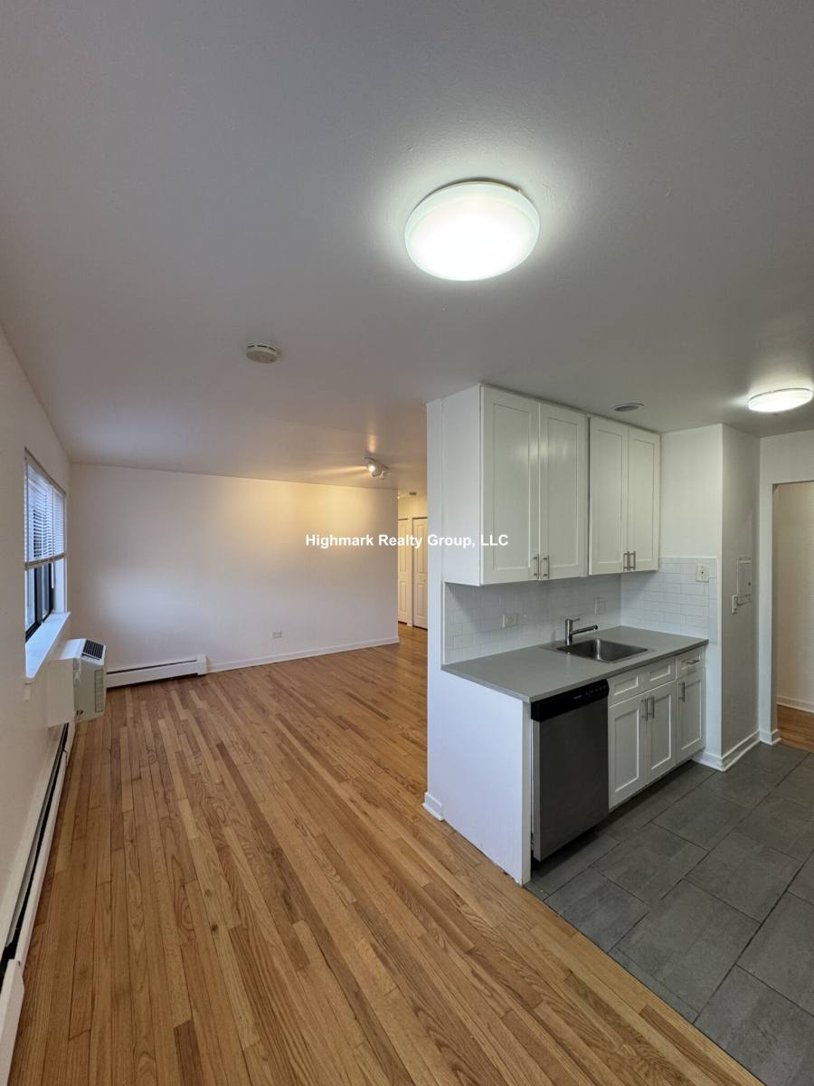 Apartment for rent at 6972 N Sheridan Rd, Chicago, IL 60626