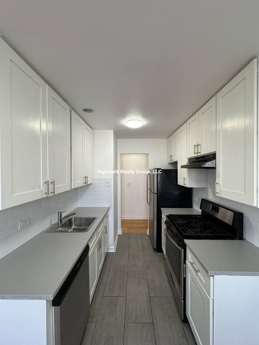 Apartment for rent at 6972 N Sheridan Rd, Chicago, IL 60626