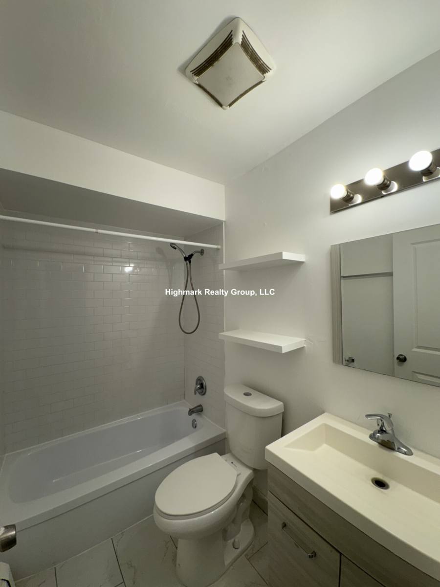 Apartment for rent at 6972 N Sheridan Rd, Chicago, IL 60626