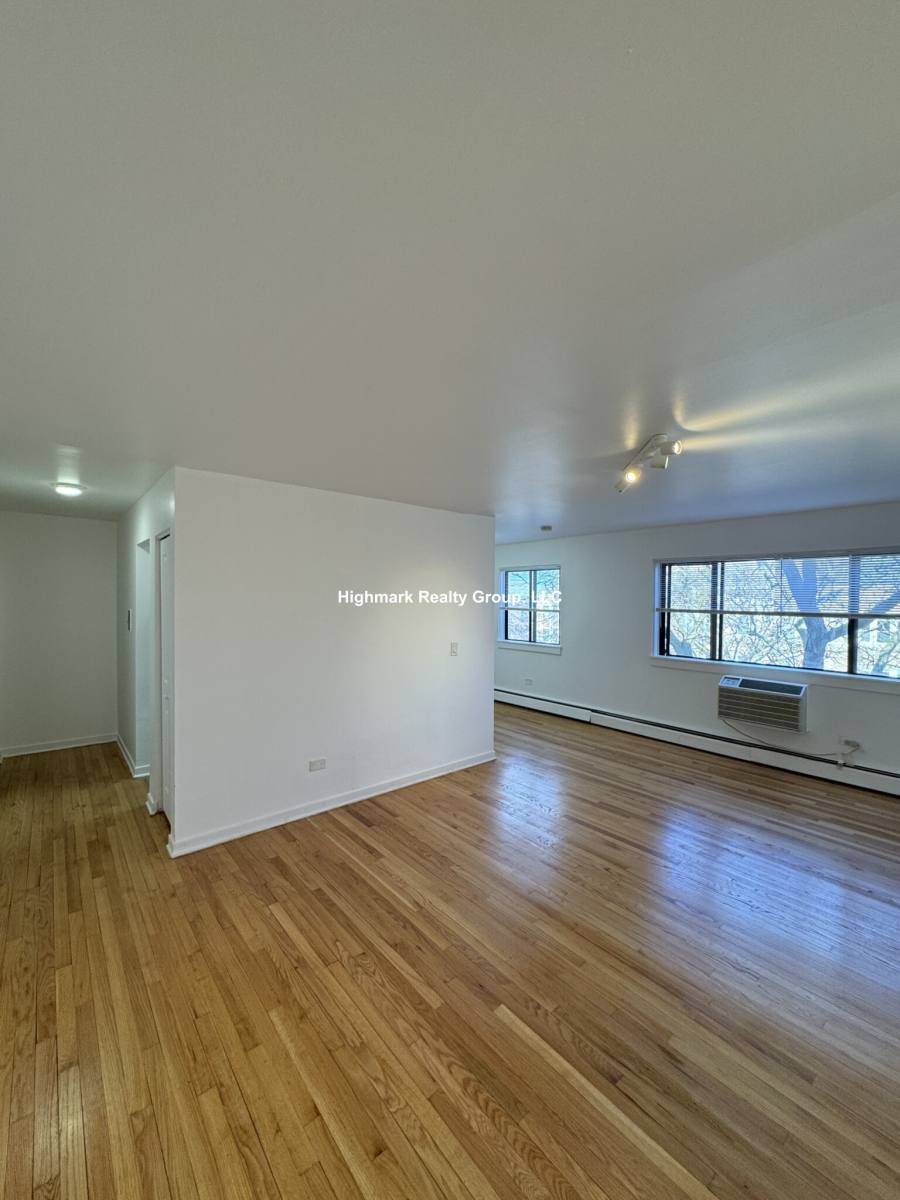 Apartment for rent at 6972 N Sheridan Rd, Chicago, IL 60626