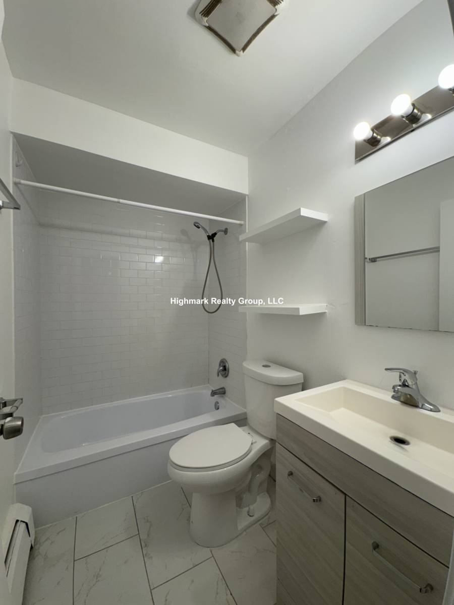 Apartment for rent at 6972 N Sheridan Rd, Chicago, IL 60626