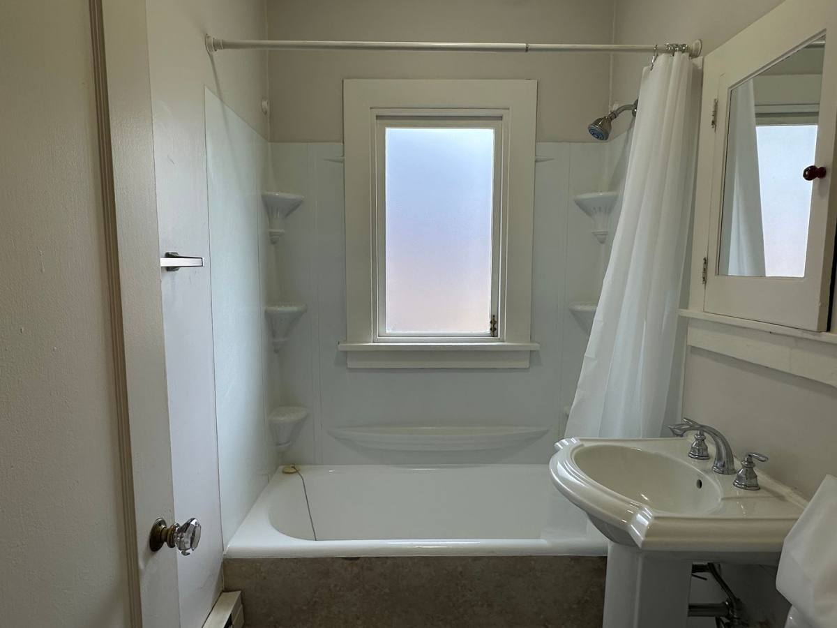 Apartment for rent at 630 NE Lawrence Ave, Portland, OR 97232