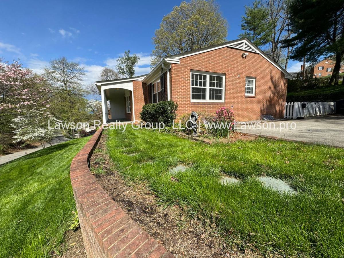 House for rent at 3074 Carolina Ave SW, Roanoke, VA 24014