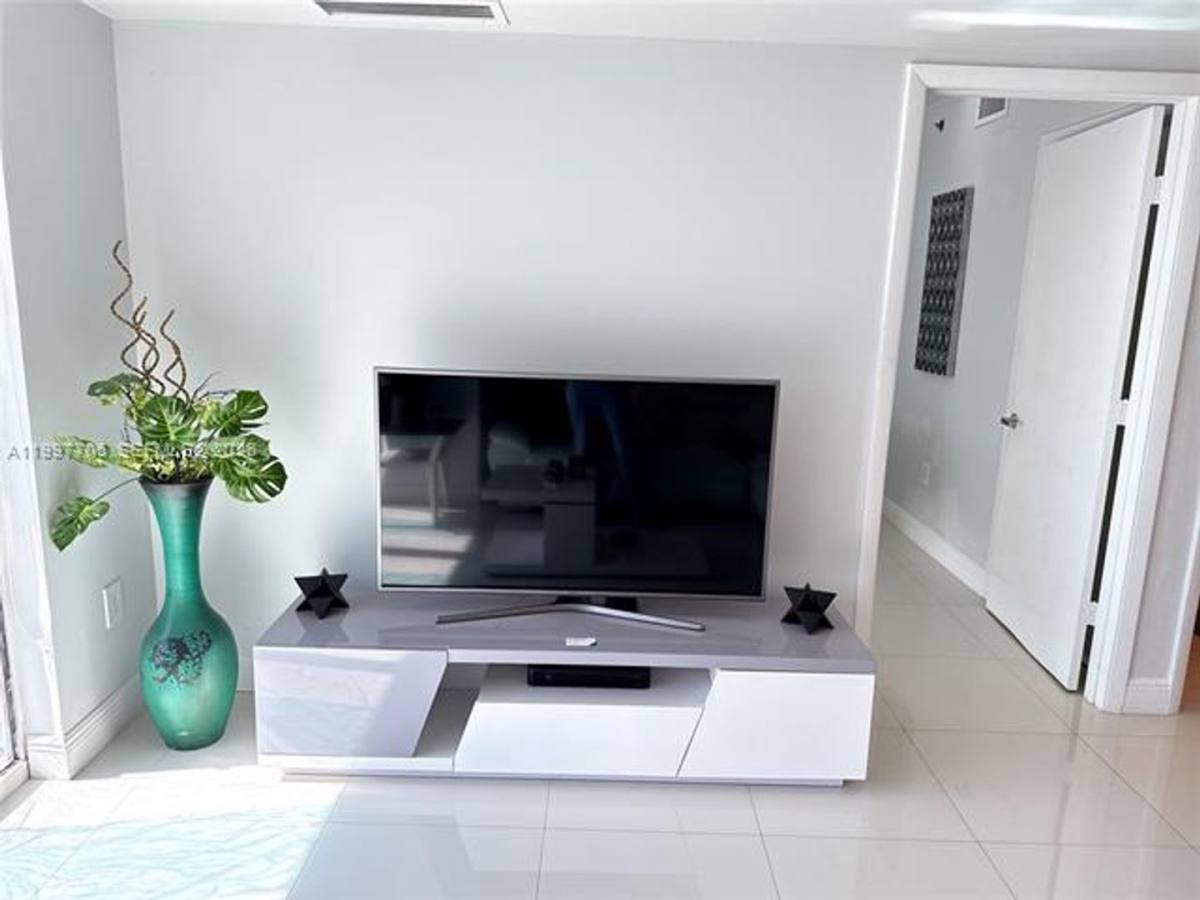 Apartment for rent at 50 Biscayne Blvd, Miami, FL 33132