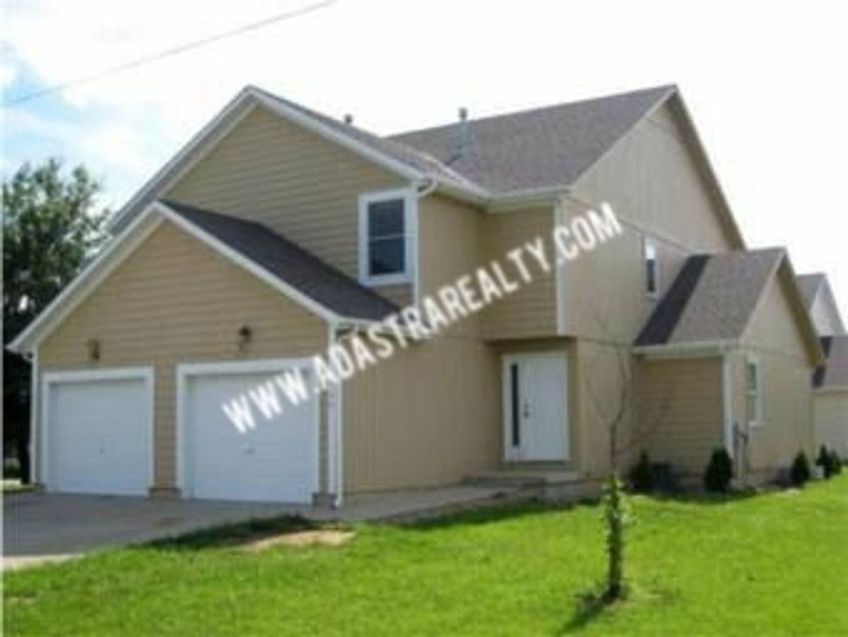 Townhouse for rent at 304 N 9th St #B, Louisburg, KS 66053