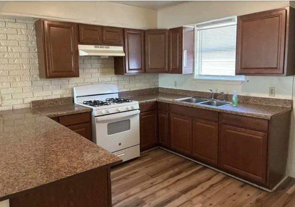 Townhouse for rent at 604 W 4th St, Taylor, TX 76574
