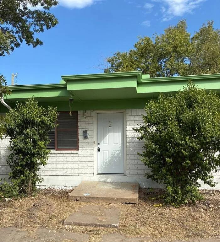 Townhouse for rent at 604 W 4th St, Taylor, TX 76574