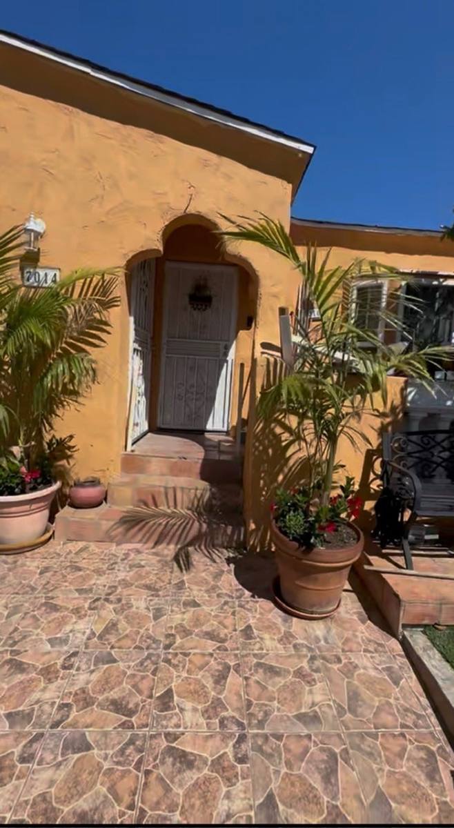Apartment for rent at 7014 4th Ave, Los Angeles, CA 90043