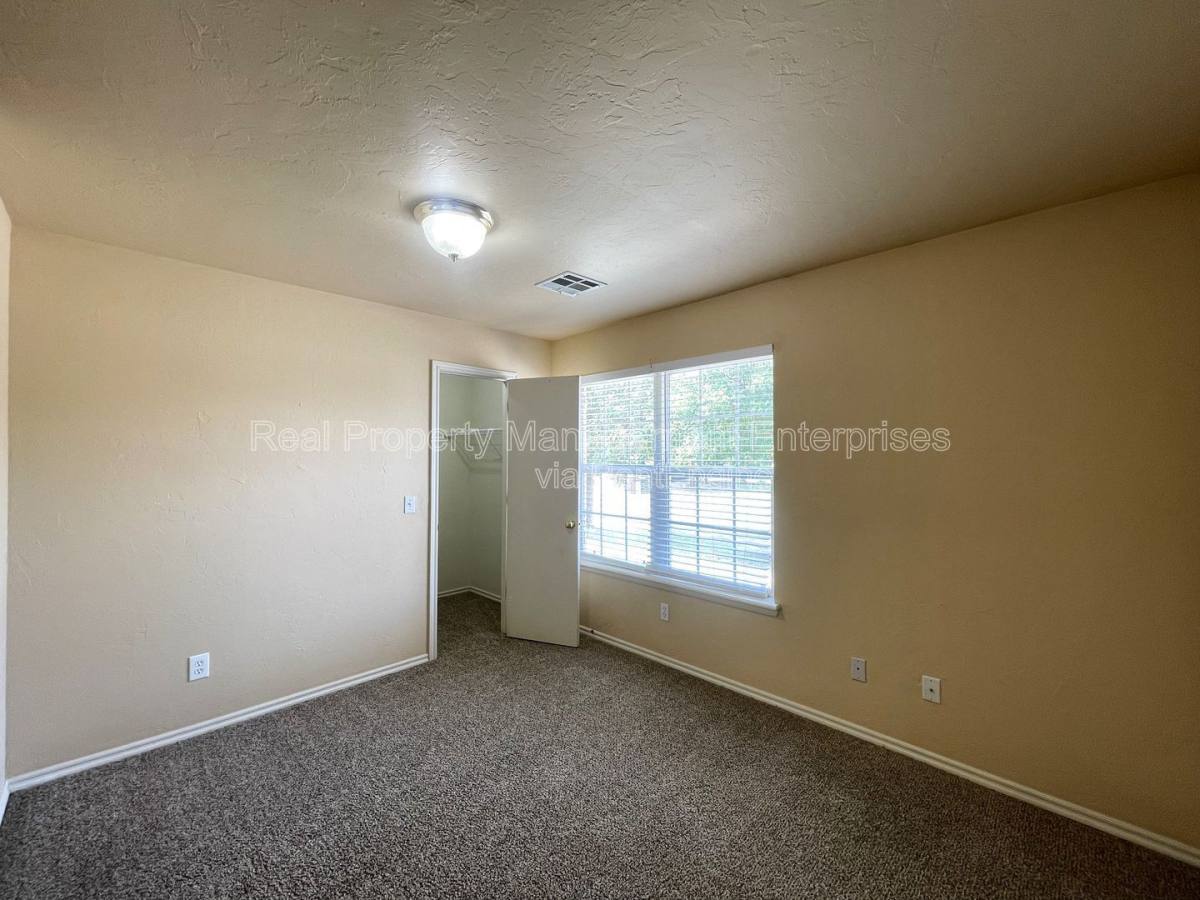 Apartment for rent at 1915 Leeds Lane, Norman, OK 73071