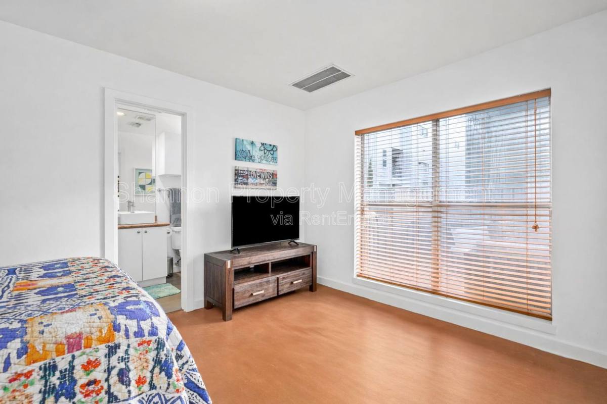 Apartment for rent at 906 Andrews St, Houston, TX 77019