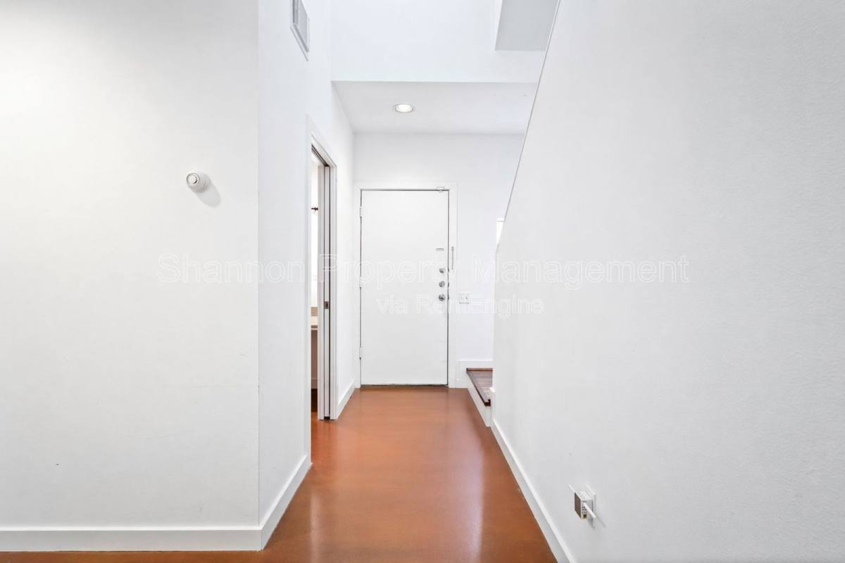 Apartment for rent at 906 Andrews St, Houston, TX 77019