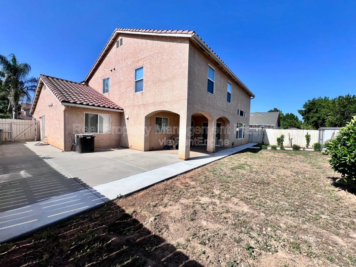 House for rent at 5460 W Ashcroft Ave, Fresno, CA 93722