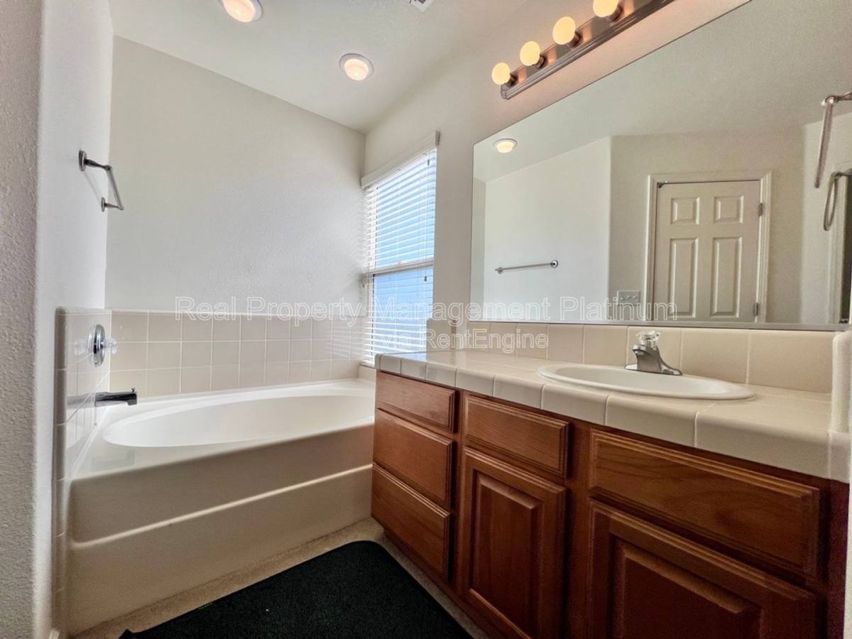 House for rent at 5460 W Ashcroft Ave, Fresno, CA 93722