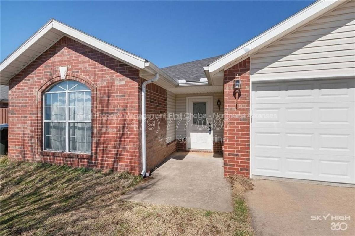 House for rent at 890 Sunflower St, Centerton, AR 72719