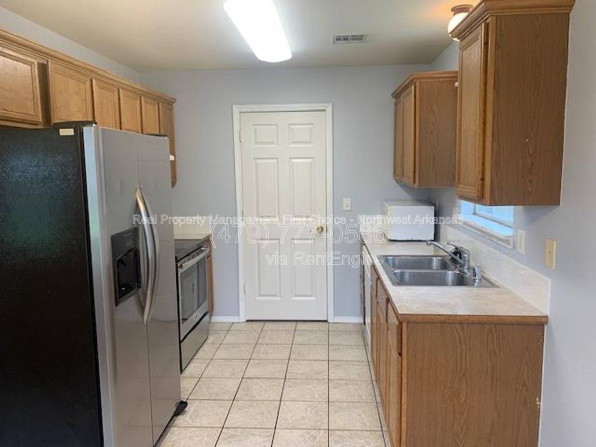 House for rent at 890 Sunflower St, Centerton, AR 72719
