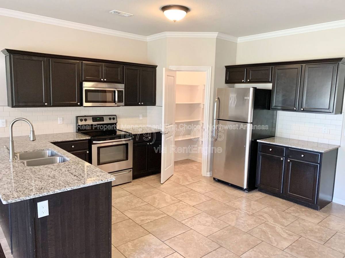 Townhouse for rent at 2719 W Shasta Rd, Rogers, AR 72758