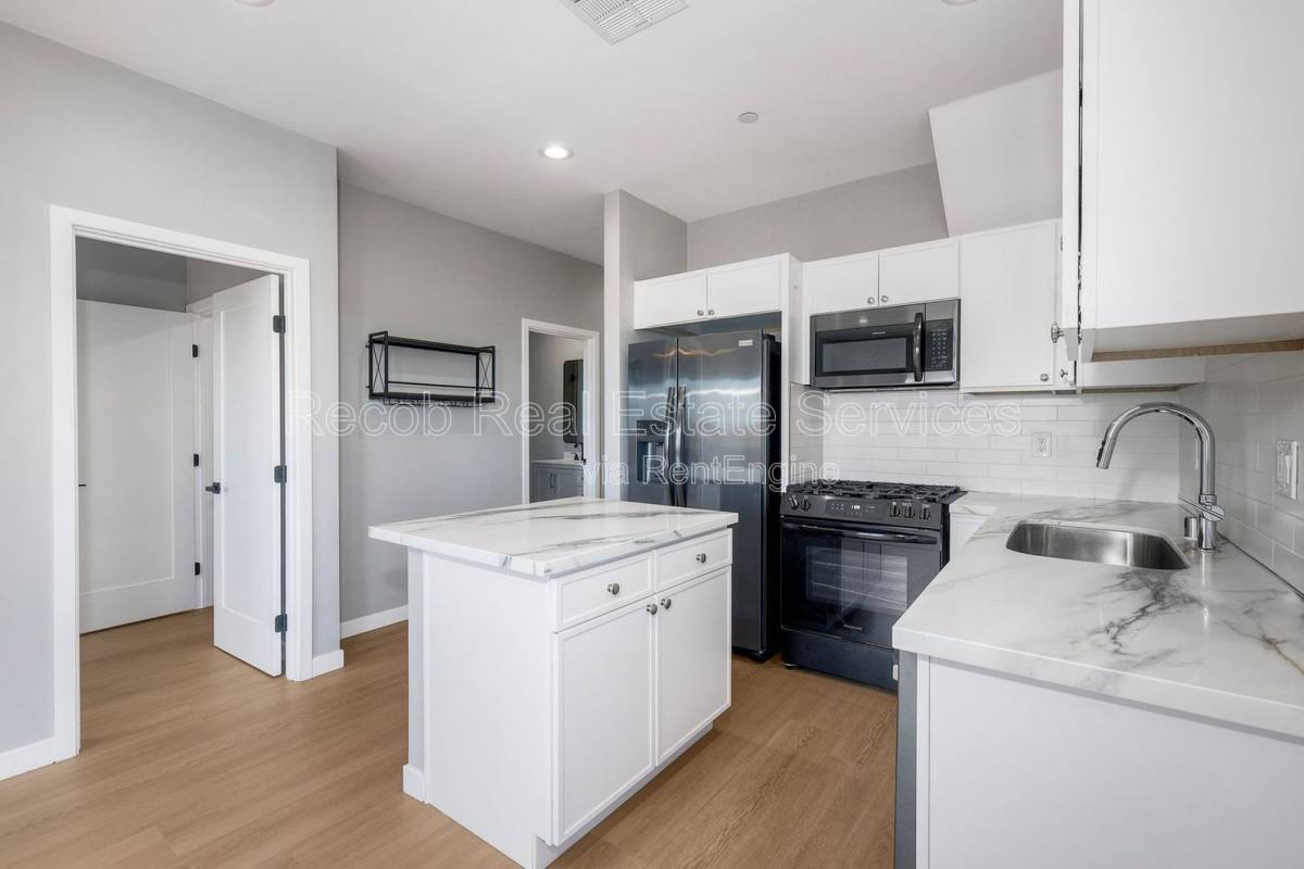 Apartment for rent at 2394 W Jewett St #2392, San Diego, CA 92111