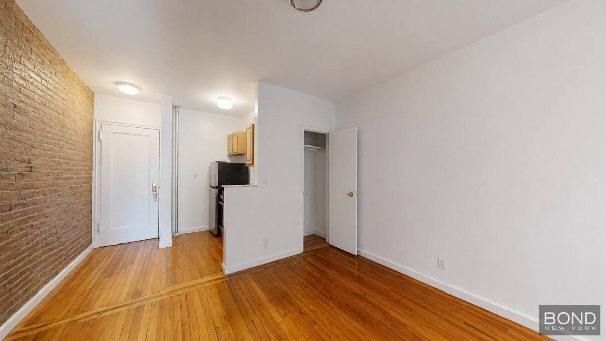 Apartment for rent at 166 W 83 St #2B, New York, NY 10023