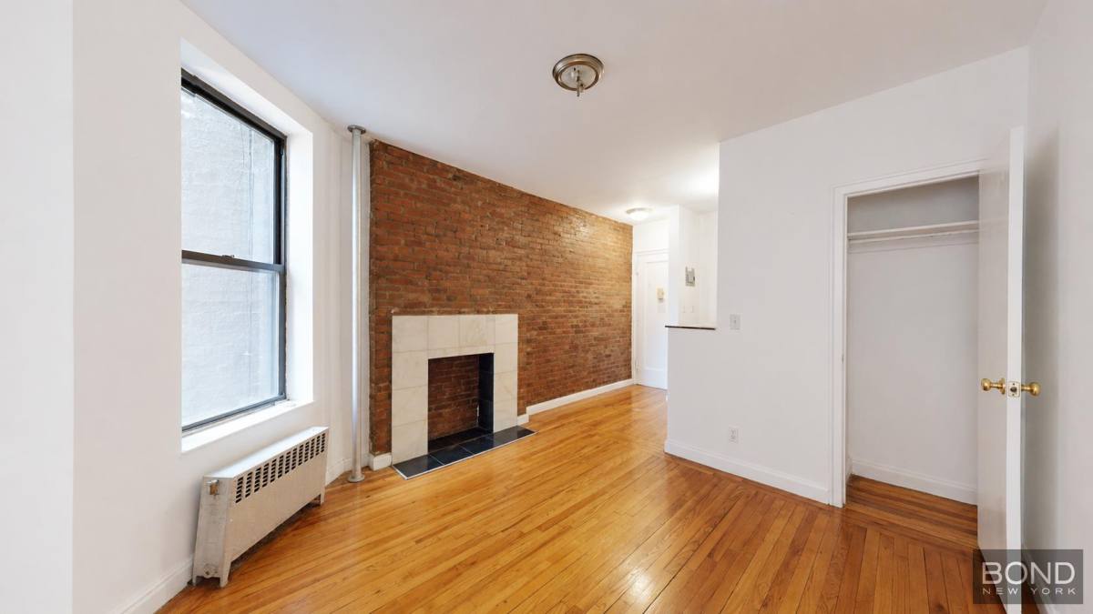 Apartment for rent at 166 W 83 St #2B, New York, NY 10023