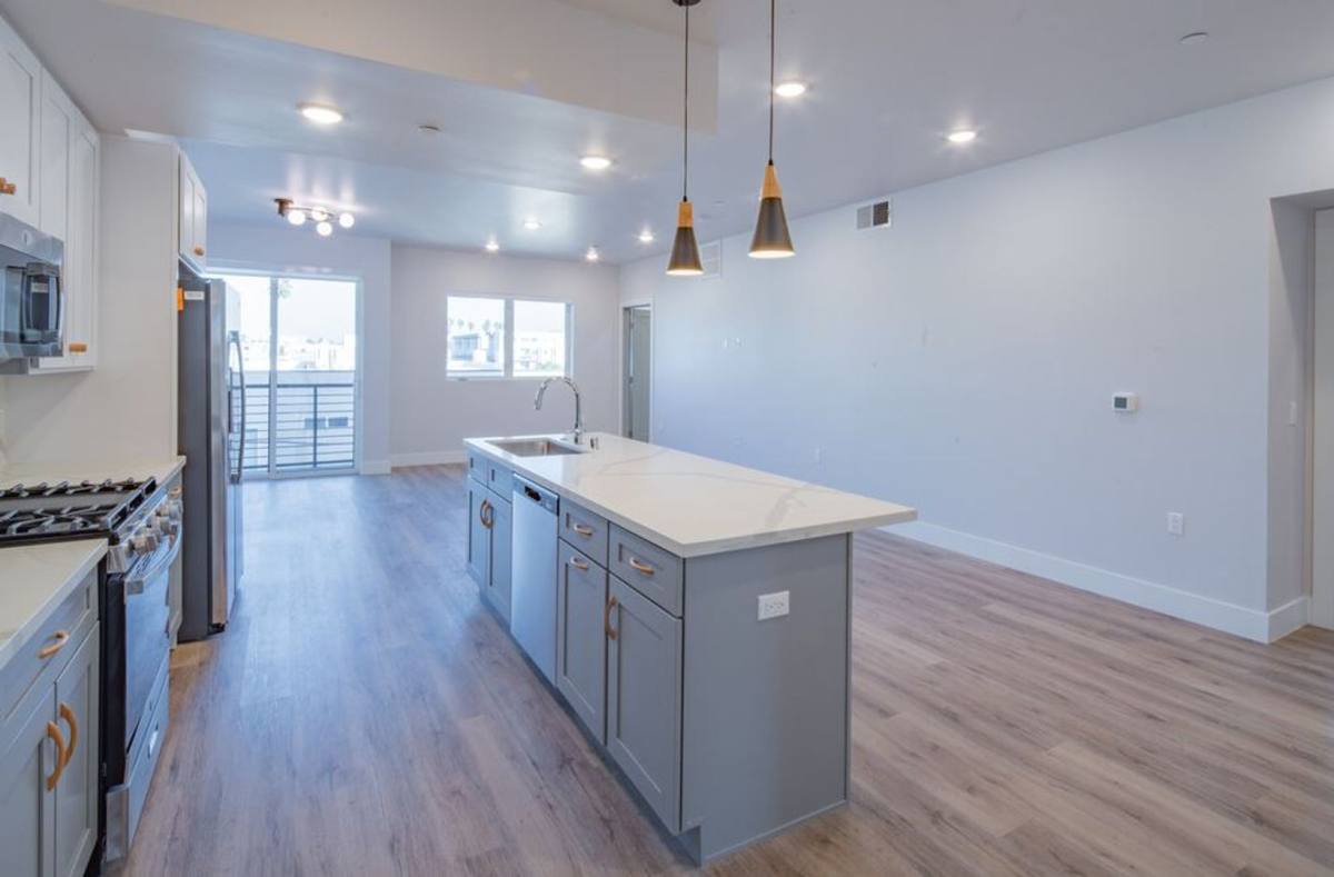 Apartment for rent at 3672 Jasmine Ave, Los Angeles, CA 90034