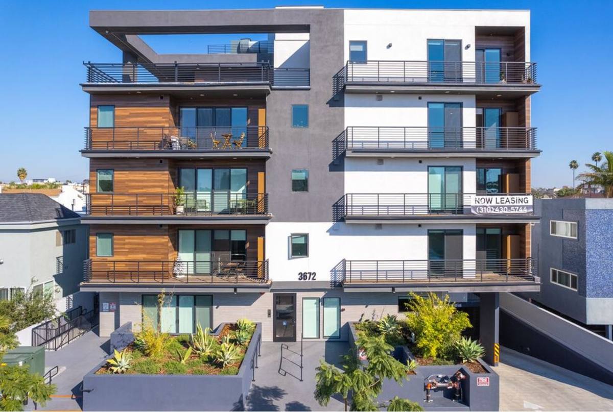 Apartment for rent at 3672 Jasmine Ave, Los Angeles, CA 90034