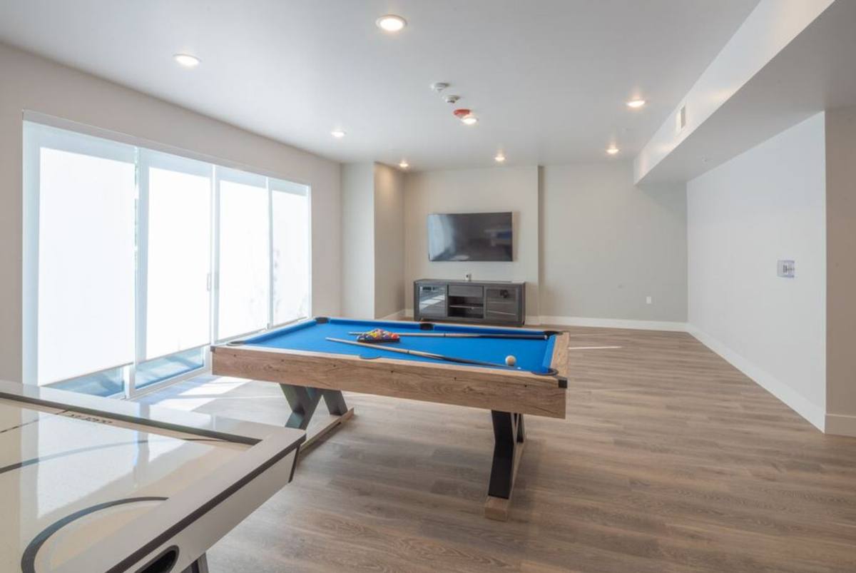 Apartment for rent at 3672 Jasmine Ave, Los Angeles, CA 90034