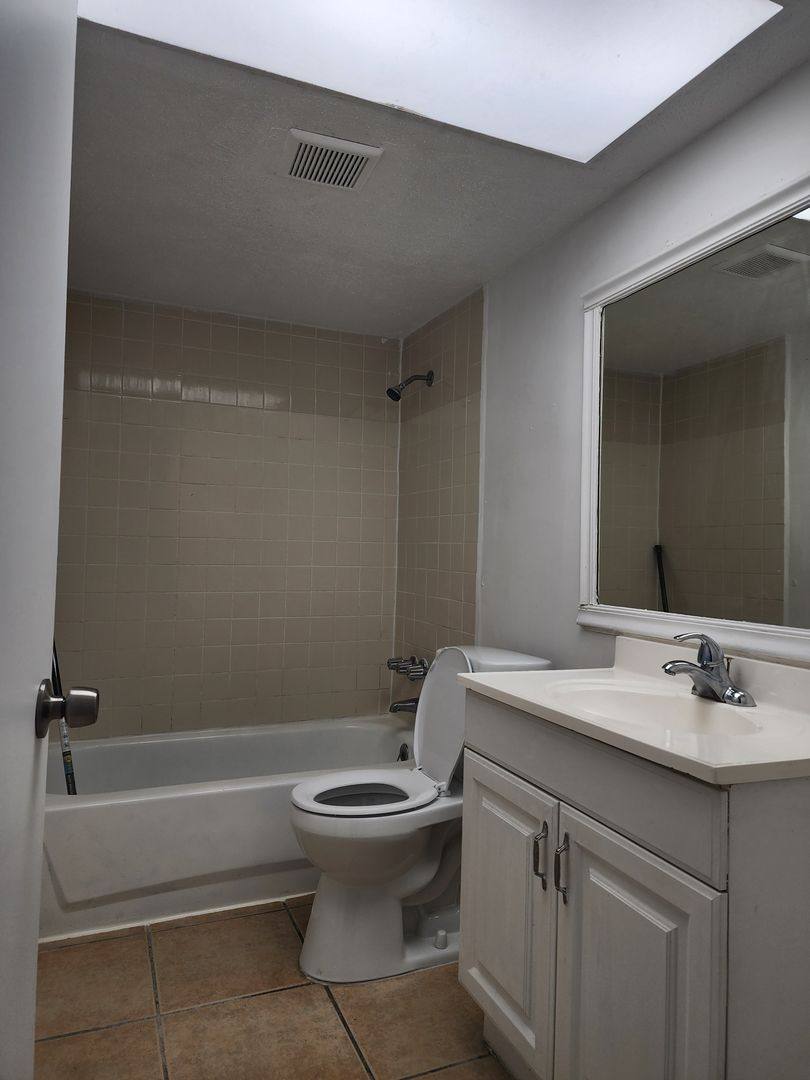 Apartment for rent at 1140 S Ridgewood Ave #219, Daytona Beach, FL 32114