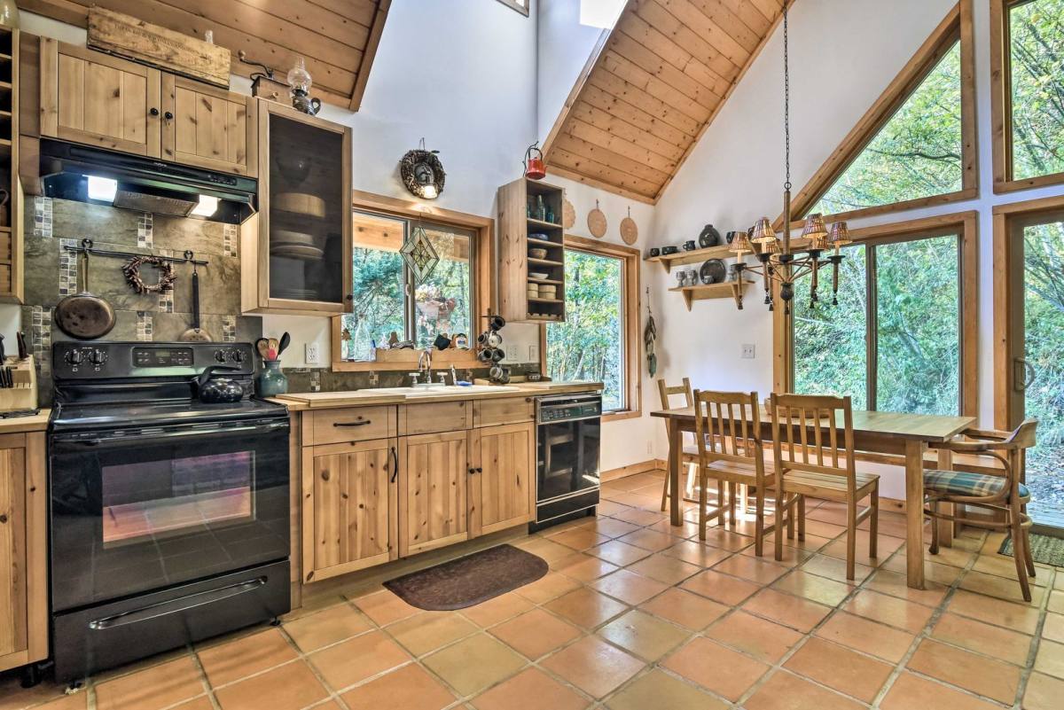 House for rent at 21561 E Hideaway Lane, Rhododendron, OR 97049