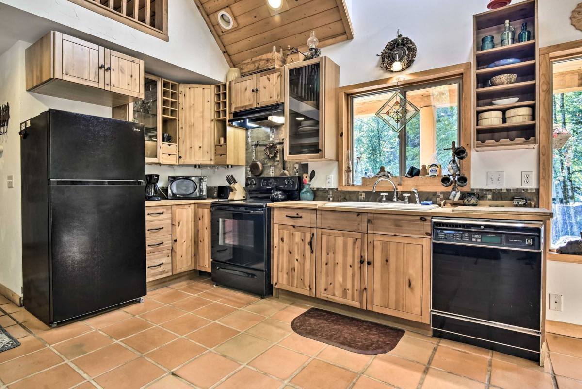 House for rent at 21561 E Hideaway Lane, Rhododendron, OR 97049