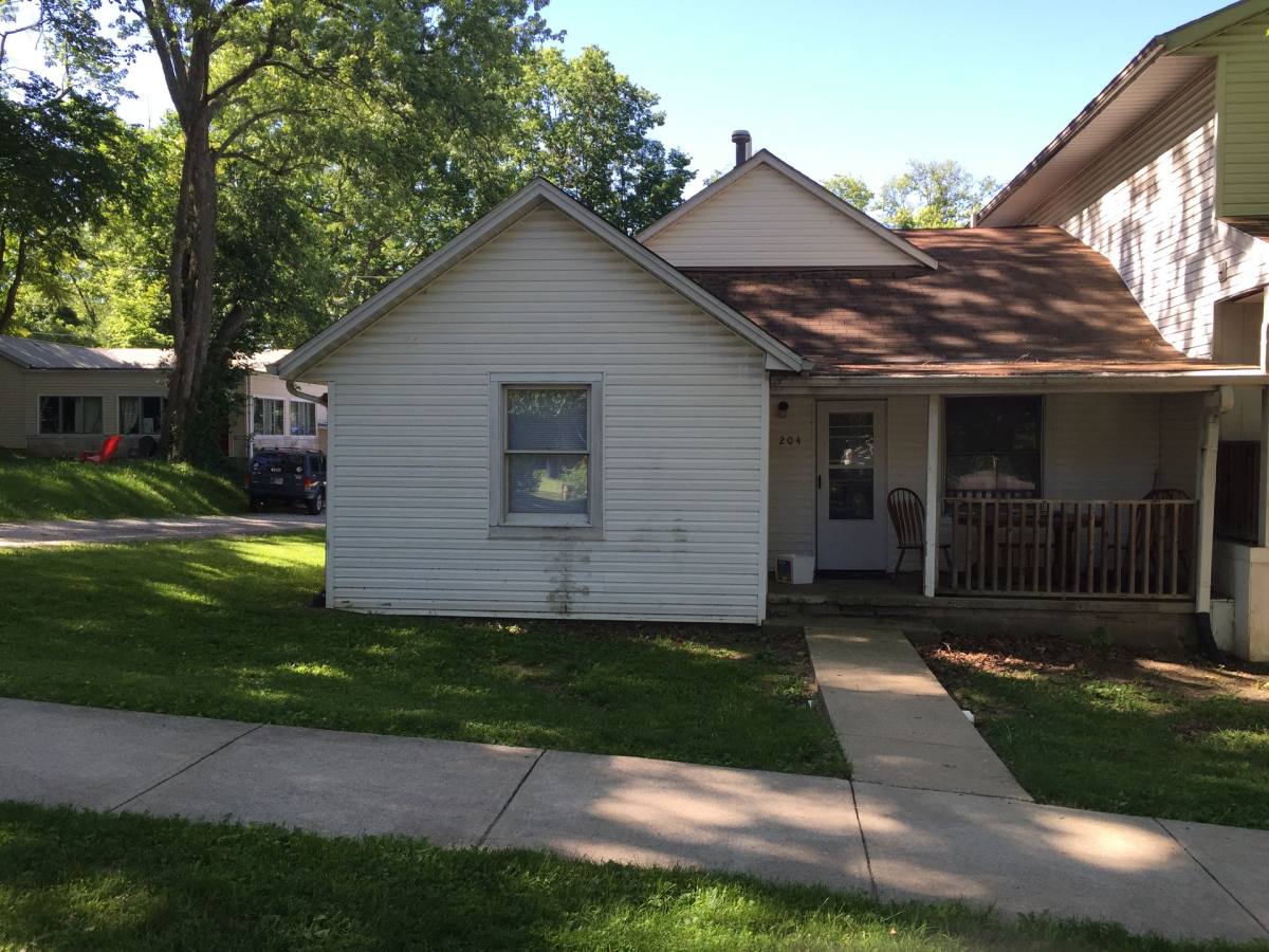 Apartment for rent at 204-206 E 16th St, Bloomington, IN 47408