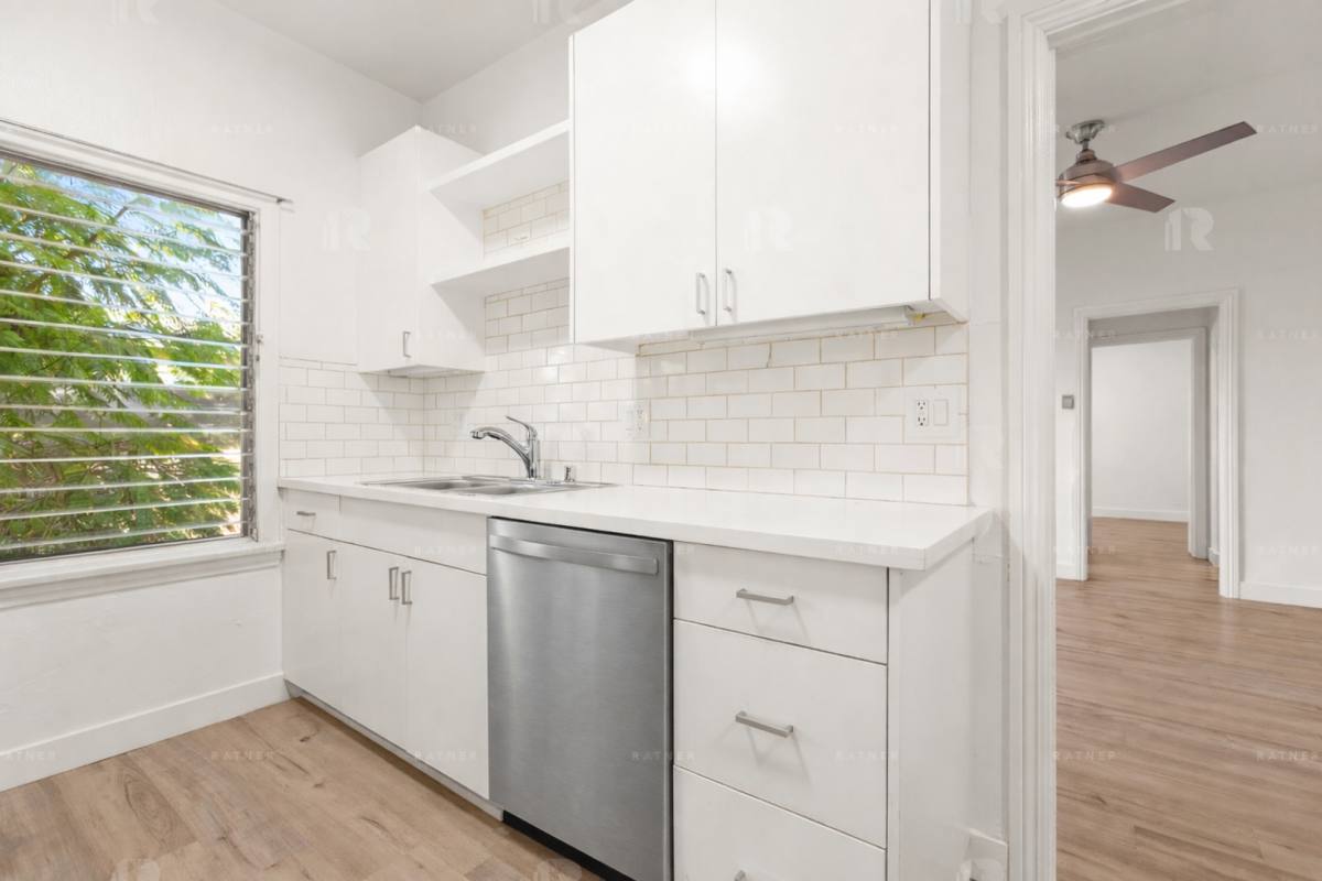 Apartment for rent at 414 N Maple Dr, Beverly Hills, CA 90210