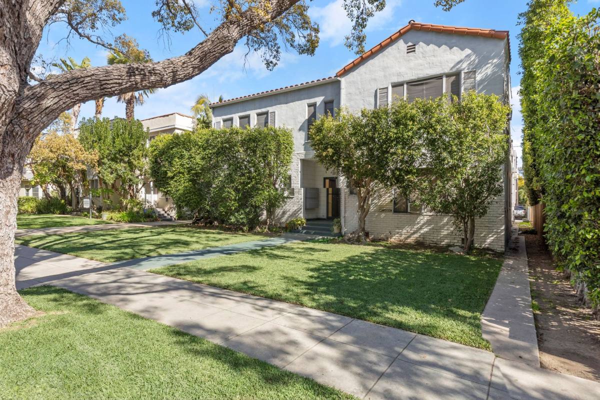 Apartment for rent at 414 N Maple Dr, Beverly Hills, CA 90210