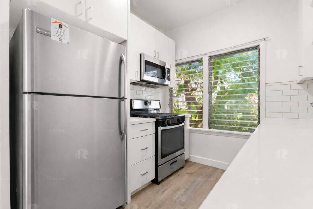 Apartment for rent at 414 N Maple Dr, Beverly Hills, CA 90210