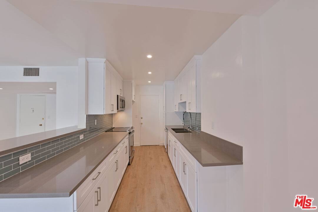 Apartment for rent at 136 S Palm Dr, Beverly Hills, CA 90212