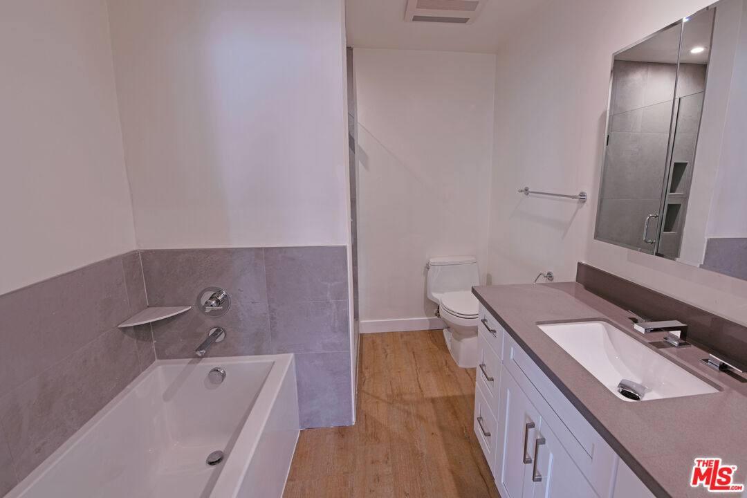 Apartment for rent at 136 S Palm Dr, Beverly Hills, CA 90212