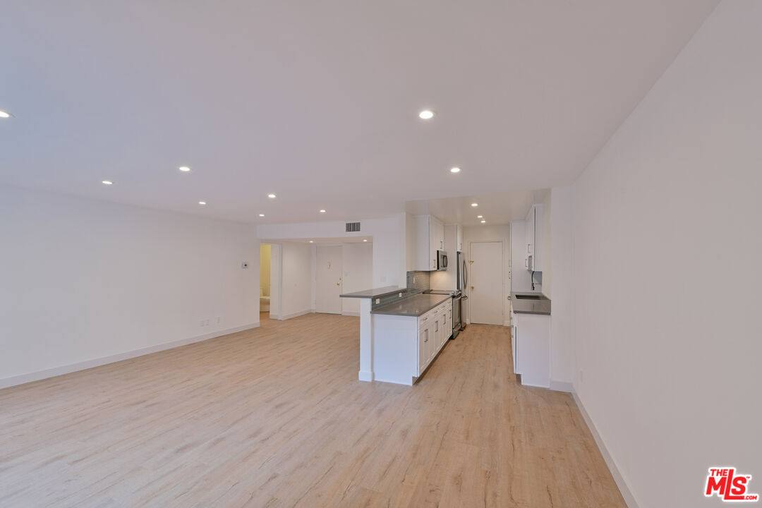 Apartment for rent at 136 S Palm Dr, Beverly Hills, CA 90212