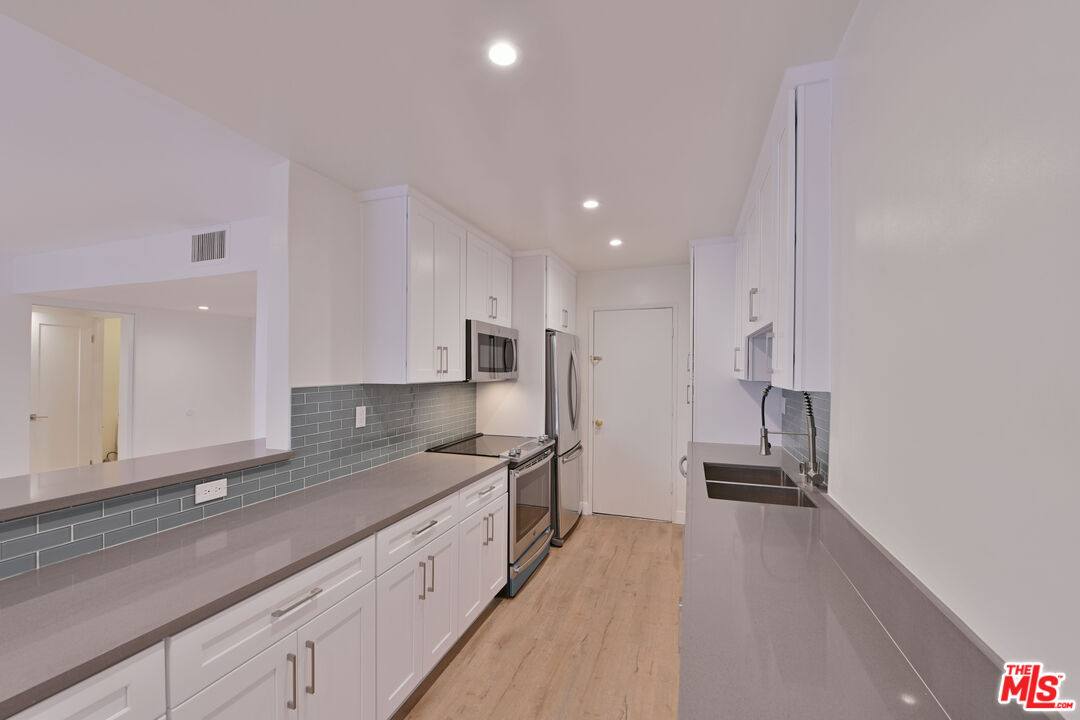 Apartment for rent at 136 S Palm Dr, Beverly Hills, CA 90212