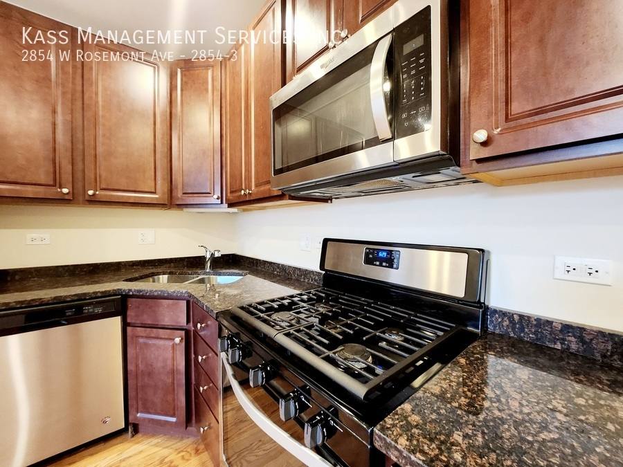 Apartment for rent at 2854 W Rosemont Ave #3, Chicago, IL 60659