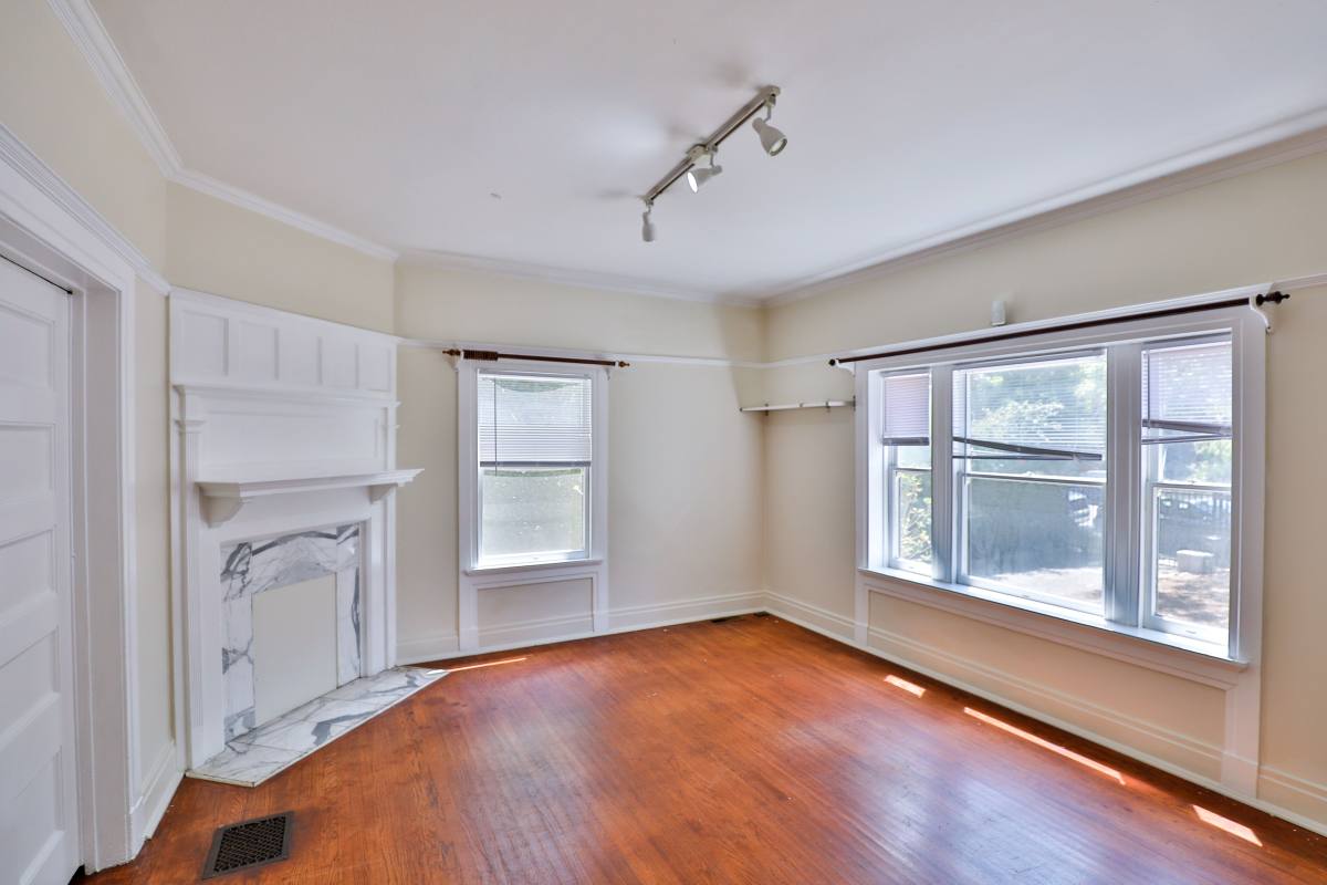 Apartment for rent at 1179 W 28th St, Los Angeles, CA 90007