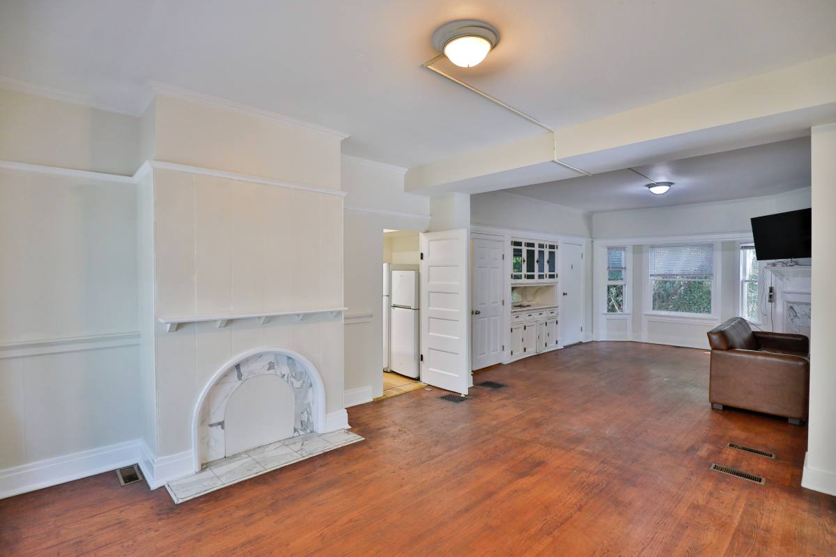 Apartment for rent at 1179 W 28th St, Los Angeles, CA 90007