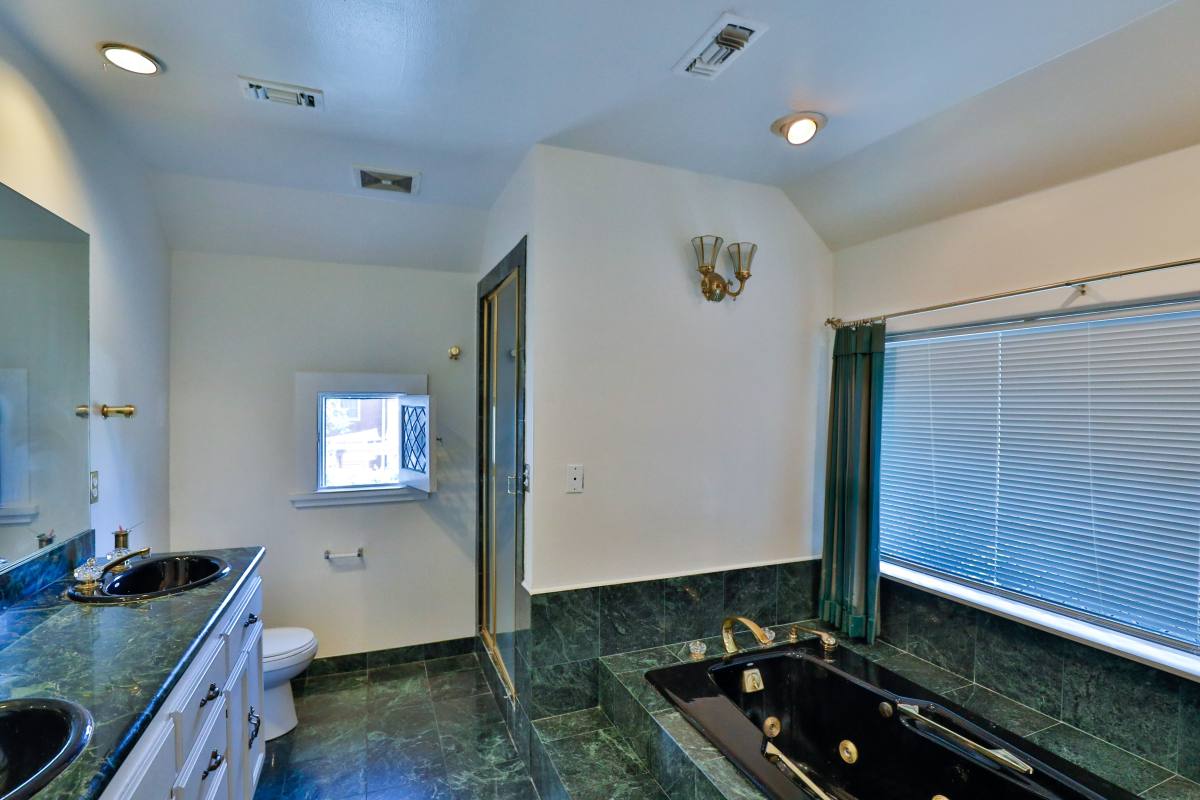 Apartment for rent at 1179 W 28th St, Los Angeles, CA 90007