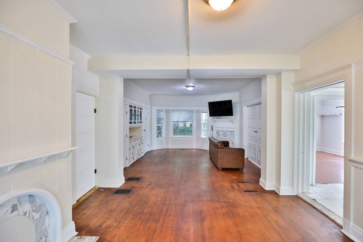 Apartment for rent at 1179 W 28th St, Los Angeles, CA 90007