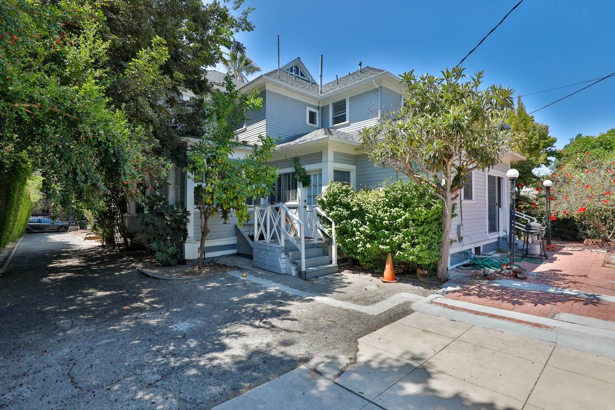 Apartment for rent at 1179 W 28th St, Los Angeles, CA 90007