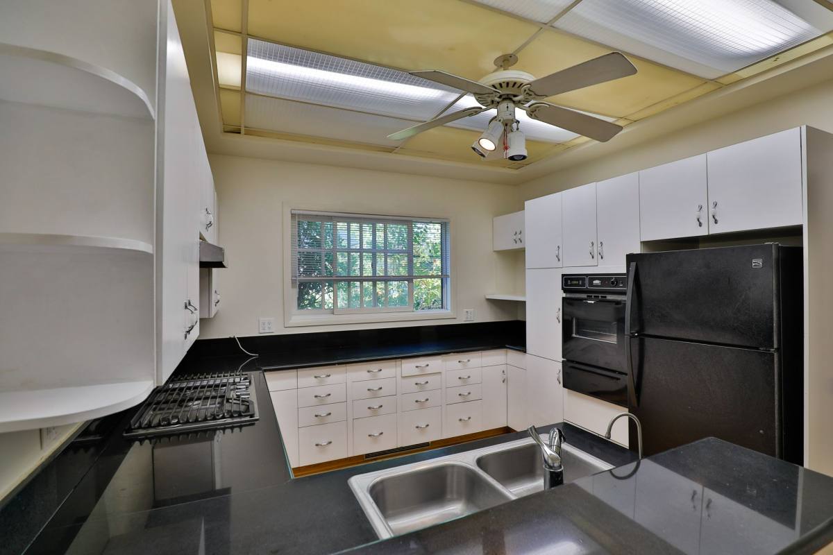 Apartment for rent at 1179 W 28th St, Los Angeles, CA 90007