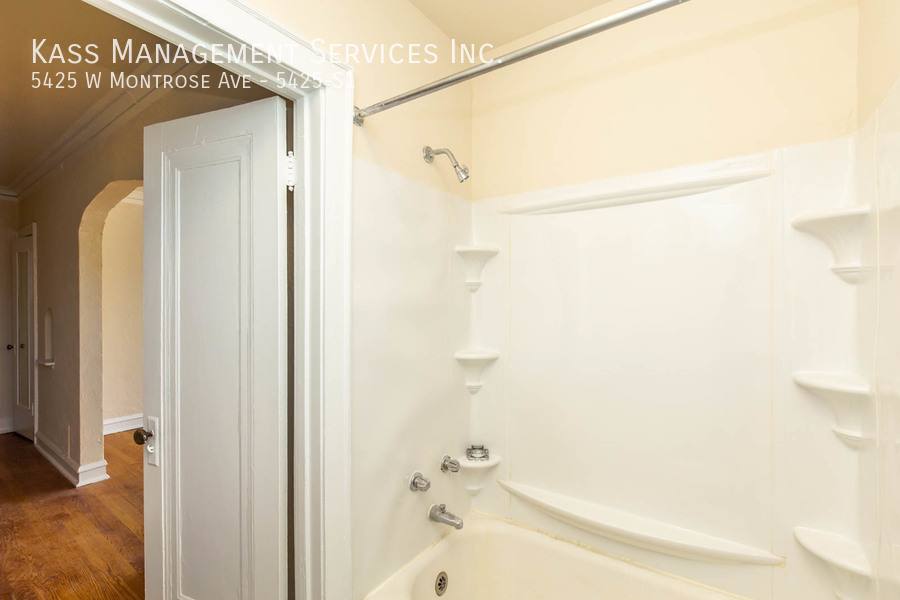 Apartment for rent at 5425 W Montrose Ave #S1, Chicago, IL 60641