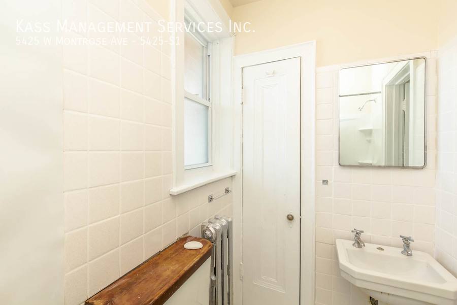 Apartment for rent at 5425 W Montrose Ave #S1, Chicago, IL 60641