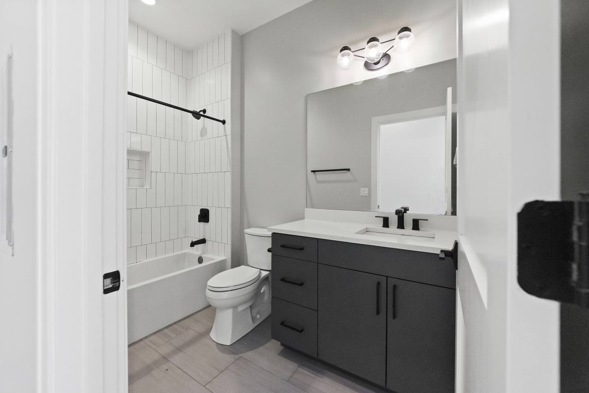 Apartment for rent at 1050 W Cornelia #201, Chicago, IL 60657