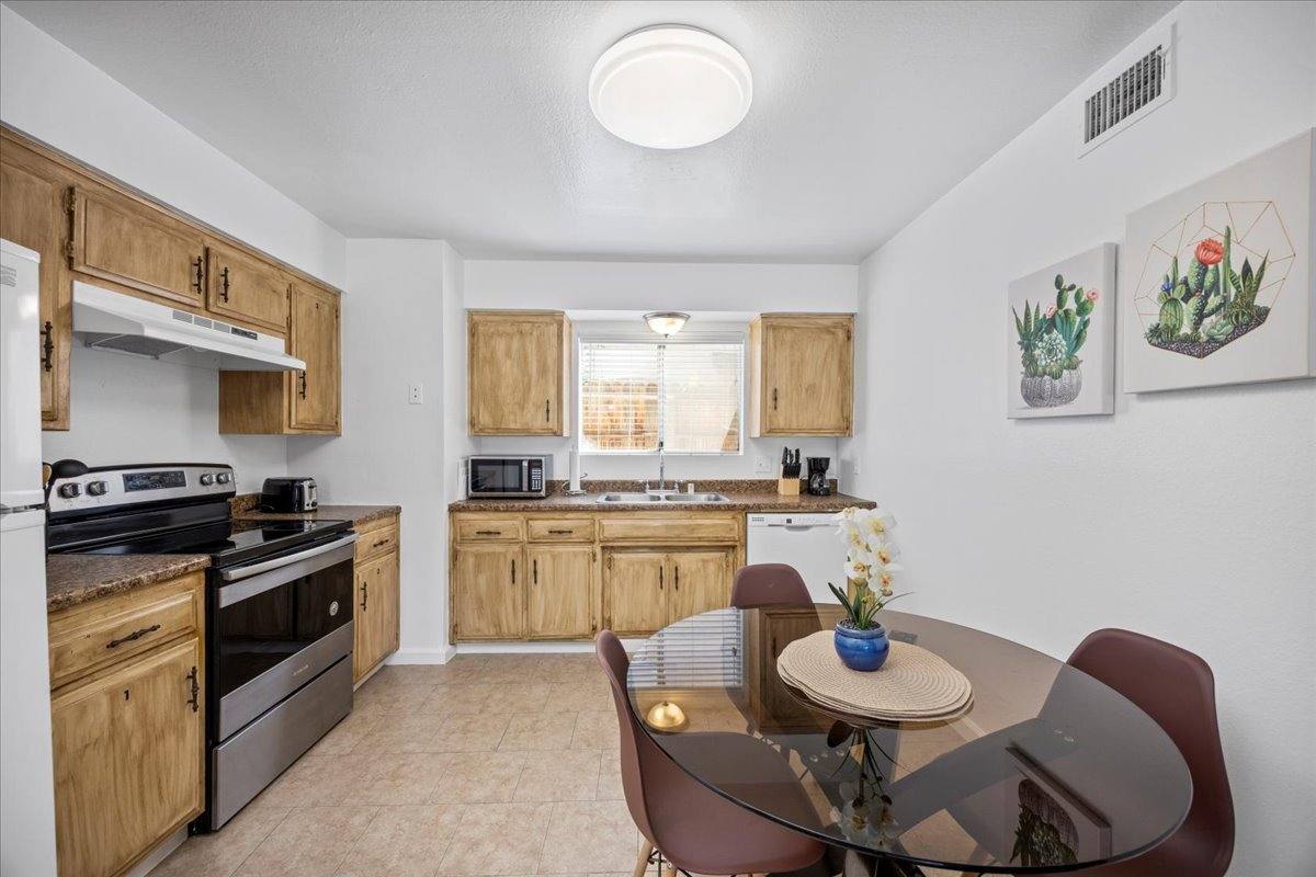 Townhouse for rent at 4225 Parkwood Court #3, Bakersfield, CA 93309