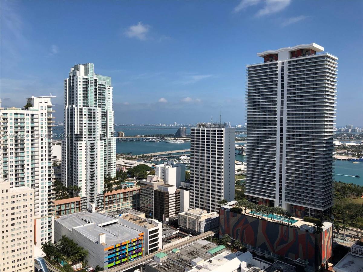 Apartment for rent at 151 SE 1st St #3304, Miami, FL 33131